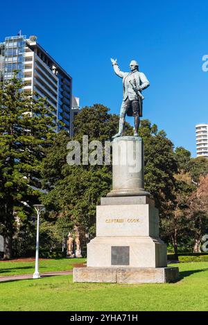 Statue en bronze du capitaine James Cook à Hyde Park à Sydney, en Australie. La statue a été dévoilée en 1879. Banque D'Images