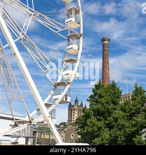 Anchor Square à Bristol, avec grande roue et tour de cheminée en arrière-plan Banque D'Images