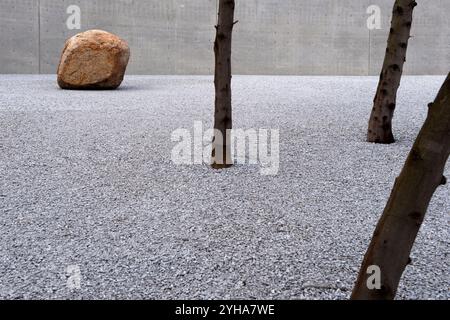 Style de structure en béton simple, simple et austère de l'architecte Ando Tadao au Lee Ufan Museum sur l'île d'art de Naoshima dans la mer intérieure de Seto, Kagawa. Banque D'Images