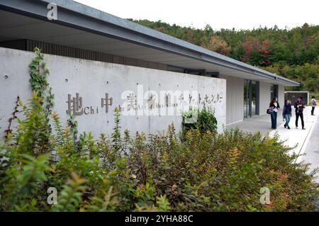 Visiteurs du bâtiment du musée d'art de Chichu conçu par Ando Tadao sur l'île d'art de Naoshima dans la mer intérieure de Seto, préfecture de Kagawa, Japon. Banque D'Images