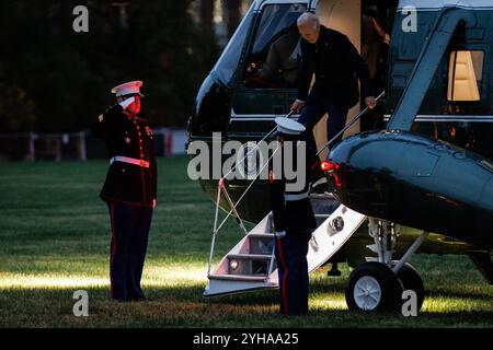 Washington, États-Unis. 10 novembre 2024. Le président Joe Biden descend de Marine One à ft. Lesley J. McNair le 10 novembre 2024 à Washington, DC, le président et la première dame sont de retour à la Maison Blanche après avoir passé le week-end dans leur maison de vacances à Rehoboth Beach, Delaware. (Photo de Samuel Corum/Pool/ABACAPRESS. COM) crédit : Abaca Press/Alamy Live News Banque D'Images