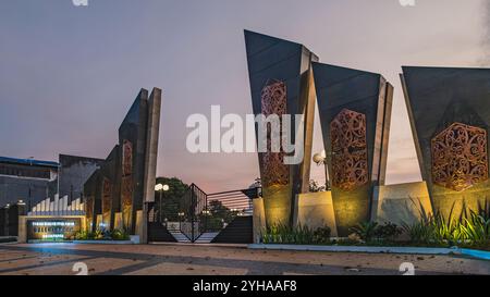 Balikpapan, Indonésie - 19 septembre 2024. A la porte d'entrée du Dharma Agung Heroes Memorial Park ou Taman Makam Pahlawan à Balikpapan, est Banque D'Images