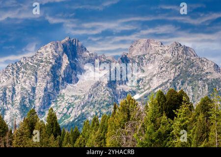 Des nuages menaçants se dressent au-dessus de Hanging Canyon dans les montagnes Teton du parc national de Grand Teton, Wyoming. Banque D'Images