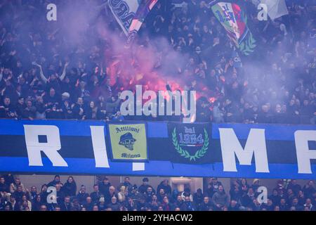 Milan, Lombardie, ITALIE. 10 novembre 2024. Pendant le match de football du 10/11/2024, valable pour le championnat italien Serie A - 2024/25 à Milan au Stadio San Siro entre FC International Milan vs SSC Napoli. Sur la photo : supporters inter (crédit image : © Fabio Sasso/ZUMA Press Wire) USAGE ÉDITORIAL SEULEMENT! Non destiné à UN USAGE commercial ! Banque D'Images