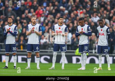 Londres, Royaume-Uni. 10 novembre 2024. Les joueurs, les officiels de match et les fans prennent part à une minute de silence avant le match de premier League Tottenham Hotspur vs Ipswich Town au Tottenham Hotspur Stadium, Londres, Royaume-Uni, le 10 novembre 2024 (photo par Izzy Poles/News images) à Londres, Royaume-Uni le 11/10/2024. (Photo par Izzy Poles/News images/SIPA USA) crédit : SIPA USA/Alamy Live News Banque D'Images