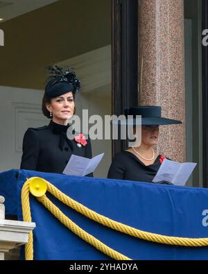 Londres, Royaume-Uni 10 novembre 2024. Catherine, princesse de Galles, est rejointe par Sophie, duchesse d'Édimbourg, sur le balcon du Bureau des Affaires étrangères, du Commonwealth et du développement, à Whitehall, qui surplombe le cénotaphe, alors que la nation honore ceux qui ont perdu la vie dans des conflits le dimanche du souvenir. Banque D'Images