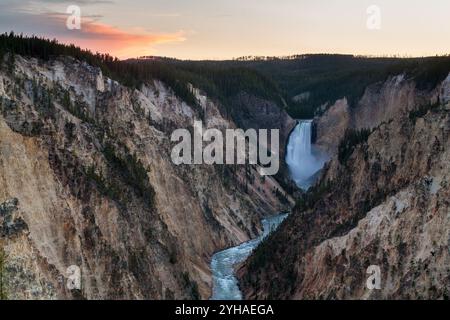 La rivière Yellowstone se déversant sur les Lower Falls dans le Grand Canyon de la rivière Yellowstone au coucher du soleil. Parc national de Yellowstone, Wyoming Banque D'Images