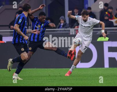 Milan, Lombardie, ITALIE. 11 novembre 2024. Durante la partita di calcio del 10/11/2024, valevole per il campionato Italiano di serie A - 2024/25 a Milano allo Stadio San Siro tra FC Internazionale Milano vs SSC Napoli. In foto : Khvicha Kvaratskhelia de SSC Napoli (image crédit : © Fabio Sasso/ZUMA Press Wire) USAGE ÉDITORIAL SEULEMENT! Non destiné à UN USAGE commercial ! Banque D'Images