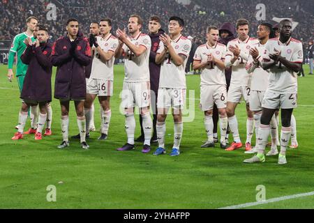 Hambourg, Deutschland. 09 novembre 2024. Bundesliga - FC Pauli - FC Bayern München Am 09.11.2024 im Millerntor-Stadion in Hamburg Jubel und Freude über den SIEG BEI der Mannschaft des FC Bayern München, hier mit Jamal Musiala (Muenchen 42), Joao Palhinha (Muenchen 16), Harry Kane (Muenchen 9 25), Minjae Kim (Muenchen 3), Joshua Kimmich (Muenchen 6), Thomas Müller/Muenchen 6), Thomas/Musiala Musiala/Munapen, Munapen images similaires à l'Use produit en Live (New dake and Upon dany (New denchen (New York), ou images denchan) Banque D'Images