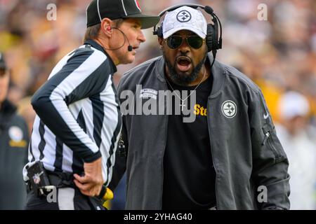 Landover, MD, États-Unis. 10 novembre 2024. Mike Tomlin, entraîneur-chef des Pittsburgh Steelers, réagit pendant le match de la NFL entre les Steelers de Pittsburgh et les Commanders de Washington à Landover, Maryland. Reggie Hildred/CSM/Alamy Live News Banque D'Images