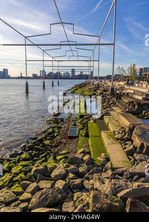 New York, New York - 3 novembre 2024 : sculpture « Day’s End » ressemblant au contour d’une ancienne jetée de David Hammons devant la péninsule de Gansevoort Banque D'Images