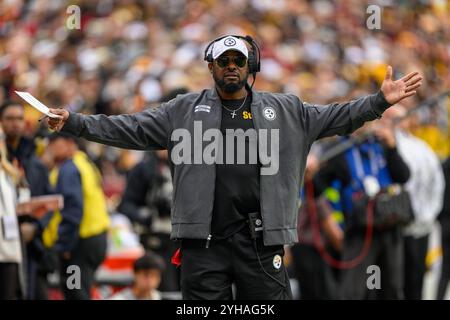 Landover, MD, États-Unis. 10 novembre 2024. Mike Tomlin, entraîneur-chef des Pittsburgh Steelers, réagit pendant le match de la NFL entre les Steelers de Pittsburgh et les Commanders de Washington à Landover, Maryland. Reggie Hildred/CSM/Alamy Live News Banque D'Images