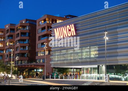 Le musée d'art Edvard Munch à Oslo dédié à cette œuvre d'artistes, illuminée le soir, l'Europe Banque D'Images
