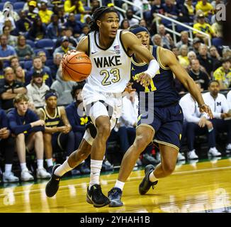 Lawrence First Horizon Arena. 10 novembre 2024. Wake Forest Guard Hunter Sallis (23) conduit au panier. Match de basket-ball NCAA entre l'Université du Michigan et l'Université Wake Forest au Lawrence First Horizon Arena. Greensboro NC David Beach/CSM/Alamy Live News Banque D'Images