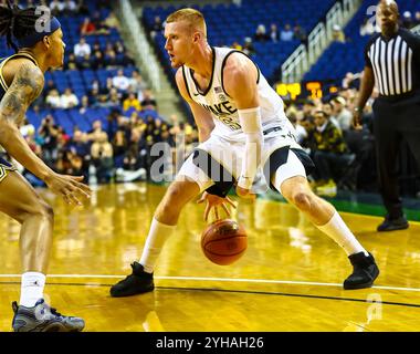 Lawrence First Horizon Arena. 10 novembre 2024. Wake Forest Guard Cameron Hildreth (6) dribbles balle. Match de basket-ball NCAA entre l'Université du Michigan et l'Université Wake Forest au Lawrence First Horizon Arena. Greensboro NC David Beach/CSM/Alamy Live News Banque D'Images