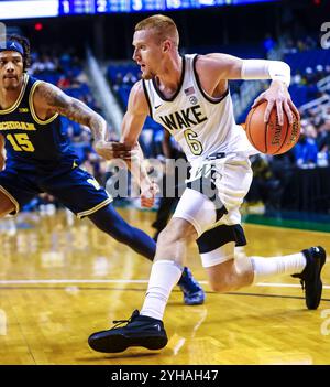 Lawrence First Horizon Arena. 10 novembre 2024. Wake Forest Guard Cameron Hildreth (6) conduit au panier. Match de basket-ball NCAA entre l'Université du Michigan et l'Université Wake Forest au Lawrence First Horizon Arena. Greensboro NC David Beach/CSM/Alamy Live News Banque D'Images