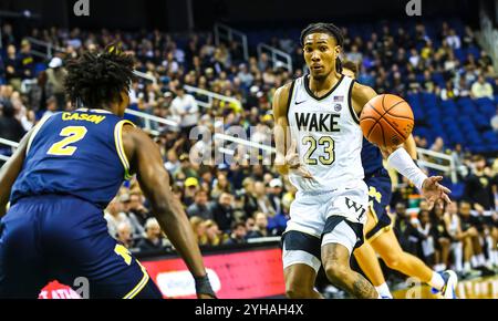 Lawrence First Horizon Arena. 10 novembre 2024. Wake Forest Guard Hunter Sallis (23) passe la balle. Match de basket-ball NCAA entre l'Université du Michigan et l'Université Wake Forest au Lawrence First Horizon Arena. Greensboro NC David Beach/CSM/Alamy Live News Banque D'Images