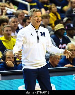 Lawrence First Horizon Arena. 10 novembre 2024. Dust May est l'entraîneur-chef de basket-ball de l'Université du Michigan. Match de basket-ball NCAA entre l'Université du Michigan et l'Université Wake Forest au Lawrence First Horizon Arena. Greensboro NC David Beach/CSM/Alamy Live News Banque D'Images