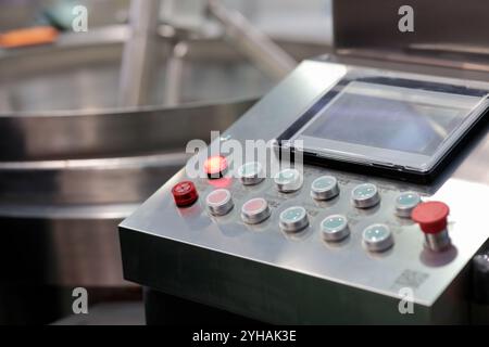 Console de commande de mélangeur de pâte en spirale automatisé commercial dans la boulangerie. Mise au point sélective. Banque D'Images