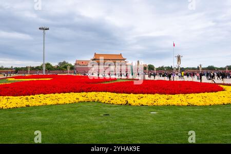 Pékin, Chine - 22 octobre 2024 : place Tiananmen avec parc de fleurs rouges et jaunes avec des touristes. Banque D'Images