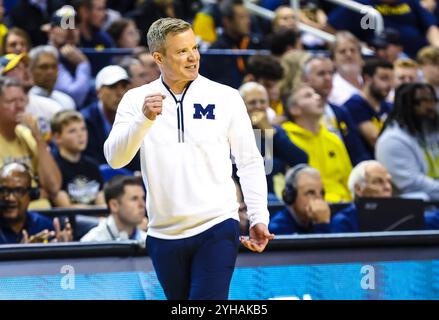 Lawrence First Horizon Arena. 10 novembre 2024. Dust May est l'entraîneur-chef de basket-ball de l'Université du Michigan. Match de basket-ball NCAA entre l'Université du Michigan et l'Université Wake Forest au Lawrence First Horizon Arena. Greensboro NC David Beach/CSM/Alamy Live News Banque D'Images