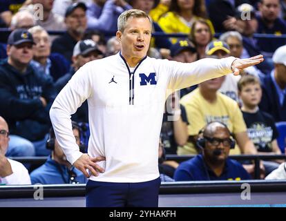 Lawrence First Horizon Arena. 10 novembre 2024. Dust May est l'entraîneur-chef de basket-ball de l'Université du Michigan. Match de basket-ball NCAA entre l'Université du Michigan et l'Université Wake Forest au Lawrence First Horizon Arena. Greensboro NC David Beach/CSM/Alamy Live News Banque D'Images