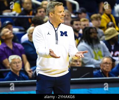 Lawrence First Horizon Arena. 10 novembre 2024. Dust May est l'entraîneur-chef de basket-ball de l'Université du Michigan. Match de basket-ball NCAA entre l'Université du Michigan et l'Université Wake Forest au Lawrence First Horizon Arena. Greensboro NC David Beach/CSM/Alamy Live News Banque D'Images