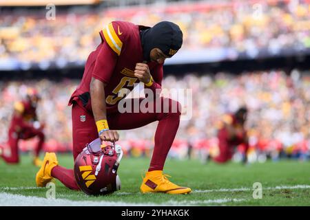 Landover, MD, États-Unis. 10 novembre 2024. Le quarterback des Washington Commanders Jayden Daniels (5) s'agenouille avant le match de la NFL entre les Steelers de Pittsburgh et les Commanders de Washington à Landover, Maryland. Reggie Hildred/CSM/Alamy Live News Banque D'Images