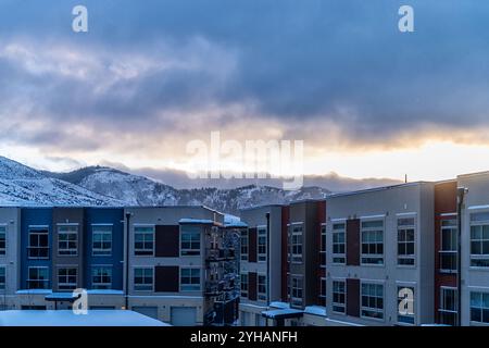 Avon, Colorado petite ville Mountain Village en hiver vue sur la neige des montagnes Rocheuses et l'architecture moderne de l'appartement par Vail Banque D'Images