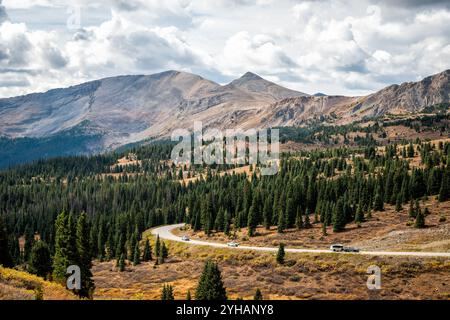 Cottonwood Pass, Colorado surplombe la vue à l'automne avec la forêt d'épicéa à feuilles persistantes par la route de comté 742 Banque D'Images