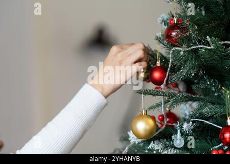 Fête de Noël d'affaires avec des décorations, une atmosphère animée et des possibilités de réseautage professionnel Banque D'Images