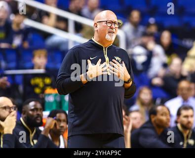 Lawrence First Horizon Arena. 10 novembre 2024. Steve Forbes est l'entraîneur-chef de Wake Forest. Match de basket-ball NCAA entre l'Université du Michigan et l'Université Wake Forest au Lawrence First Horizon Arena. Greensboro NC David Beach/CSM/Alamy Live News Banque D'Images