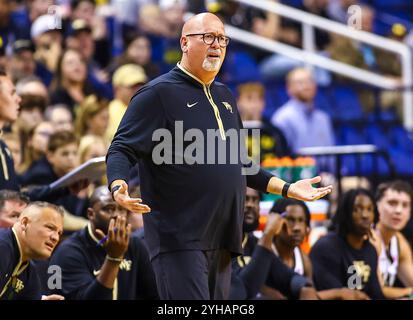 Lawrence First Horizon Arena. 10 novembre 2024. Steve Forbes est l'entraîneur-chef de Wake Forest. Match de basket-ball NCAA entre l'Université du Michigan et l'Université Wake Forest au Lawrence First Horizon Arena. Greensboro NC David Beach/CSM/Alamy Live News Banque D'Images