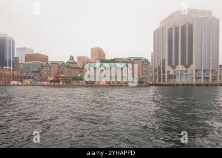 Halifax, N.-É., Canada - 23 juin 2024 : bâtiments historiques et modernes sur le front de mer d'Halifax Banque D'Images