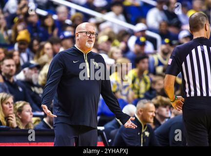 Lawrence First Horizon Arena. 10 novembre 2024. Steve Forbes est l'entraîneur-chef de Wake Forest. Match de basket-ball NCAA entre l'Université du Michigan et l'Université Wake Forest au Lawrence First Horizon Arena. Greensboro NC David Beach/CSM/Alamy Live News Banque D'Images