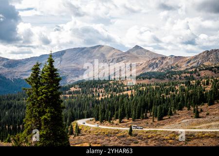 Cottonwood Pass, Colorado surplombe la vue en automne avec la forêt d'épicéas par la route de comté 742 Banque D'Images