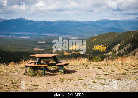 Cottonwood Pass, Colorado surplombe l'aire de repos en automne avec la forêt d'épicéas à feuilles persistantes près de la route de comté 742 Banque D'Images