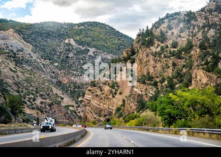 Glenwood Springs, Colorado interstate Highway 70 route avec des voitures passant par la station de ski en été près des montagnes du canyon de Glenwood Banque D'Images