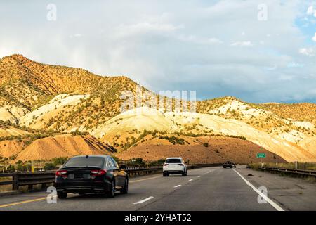 Gypsum, Colorado interstate Highway 70 route avec voitures conduisant en été par les montagnes falaises du canyon du comté d'Eagle Banque D'Images