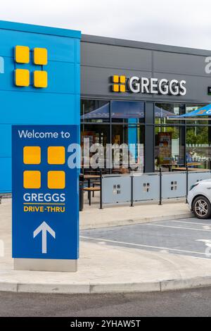 Bristol, Royaume-Uni- 19 septembre 2024 : le nouveau site Greggs ouvre ses portes à Cribbs Causeway, proposant des pâtisseries fraîches et des collations salées. Banque D'Images