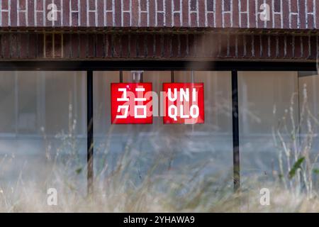 Londres, Royaume-Uni- 19 septembre 2024 : devanture de magasin UNIQLO avec signalisation rouge. Banque D'Images