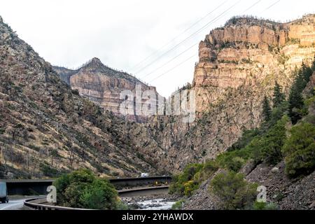 Glenwood Springs, Colorado interstate Highway 70 route avec des voitures conduisant en été par les montagnes falaises du canyon de Glenwood Banque D'Images