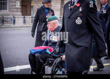 Londres, Royaume-Uni. 10 novembre 2024. Un vétéran participant à la Parade des cénotaphes du jour du souvenir 2024 le dimanche 10 novembre, le Service national du souvenir a eu lieu au cénotaphe de Whitehall, à Londres. À partir de 11h, le service commémorait la contribution des militaires et civils britanniques et du Commonwealth, hommes et femmes impliqués dans les deux guerres mondiales et les conflits ultérieurs. (Photo de Loredana Sangiuliano/SOPA images/Sipa USA) crédit : Sipa USA/Alamy Live News Banque D'Images