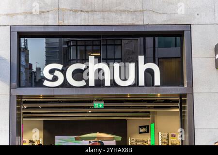 Londres, Royaume-Uni- 19 septembre 2024 : magasin Schuh chaussure botte sneaker trainer sur Oxford Street. Banque D'Images