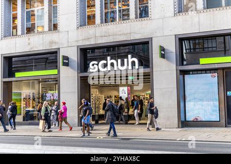 Londres, Royaume-Uni- 19 septembre 2024 : magasin Schuh chaussure botte sneaker trainer sur Oxford Street. Banque D'Images