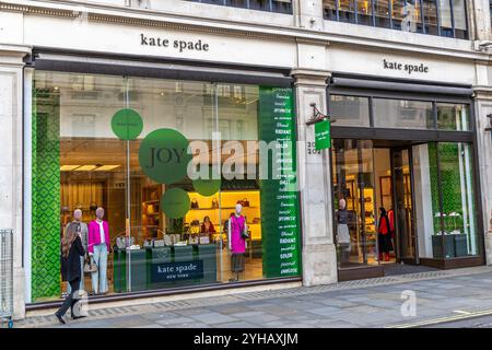 Londres, Royaume-Uni- 19 septembre 2024 : extérieur élégant de la boutique Kate Spade avec vitrine DE JOIE vibrante. Banque D'Images