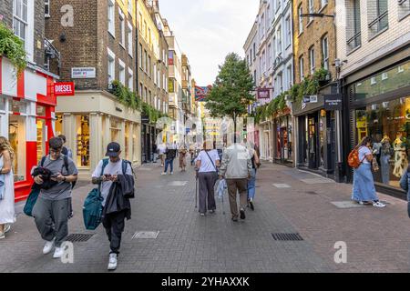 Londres, Royaume-Uni- 19 septembre 2024 : Carnaby Street, rue animée à Soho, célèbre pour ses boutiques de mode et son architecture colorée. Banque D'Images