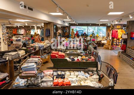 Souvenirs, cadeaux et vêtements d'hiver chauds cadeaux de Norvège dans un magasin de détail dans le village de Geiranger, Geirangerfjord, Norvège occidentale, Europe 2024 Banque D'Images