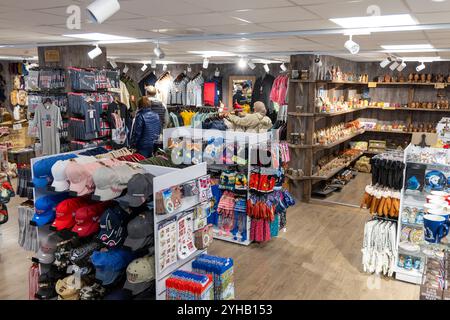 Souvenirs, cadeaux et vêtements d'hiver chauds cadeaux de Norvège dans un magasin de détail dans le village de Geiranger, Geirangerfjord, Norvège occidentale, Europe 2024 Banque D'Images