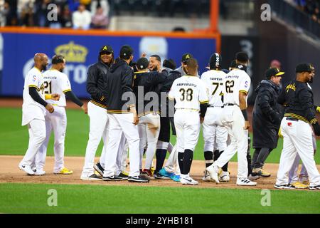 Las Águilas Cibaeñas célèbrent leur victoire 3-2 lors d'un match de baseball contre les Los Tigres del Licey au Citi Field à Corona, New York, dimanche 10 novembre 2024. (Photo : Gordon Donovan) Banque D'Images